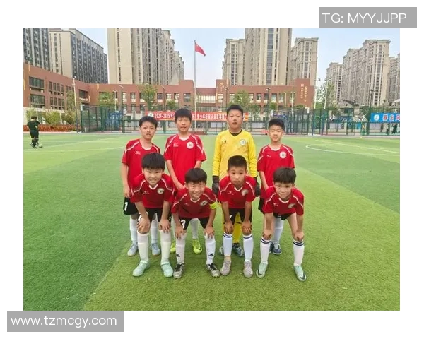 足球明星忍让瞬间集锦展现体育精神与团队合作的魅力