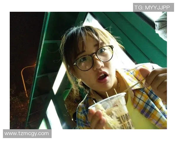 当女生目睹足球明星瞬间的心动与追星故事分享